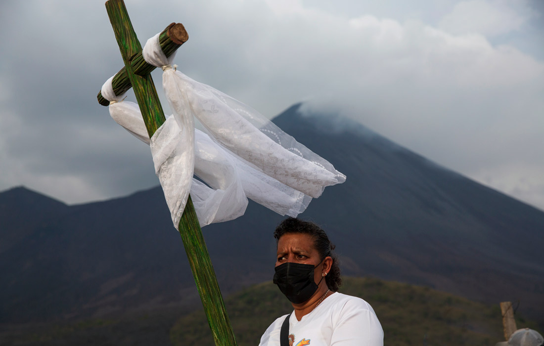 Потоки лавы из вулкана Пакайя в Гватемале продолжают течь в направлении населенного пункта Сан-Висенте-Пакайя. Местные жители проводят религиозные церемонии, чтобы вулкан уменьшил свою активность.