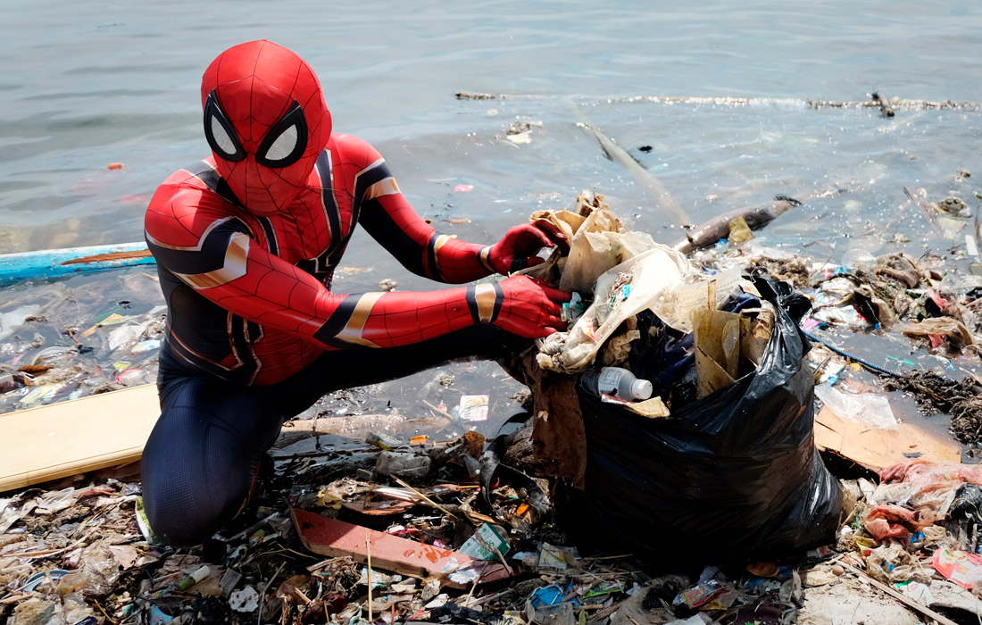 В Международный день Земли активист в костюме Человека-паука очищает от мусора пляжи Индонезии