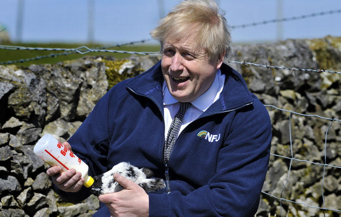 Премьер-министр Великобритании Борис Джонсон во время визита на ферму Мур в графстве Дербишир