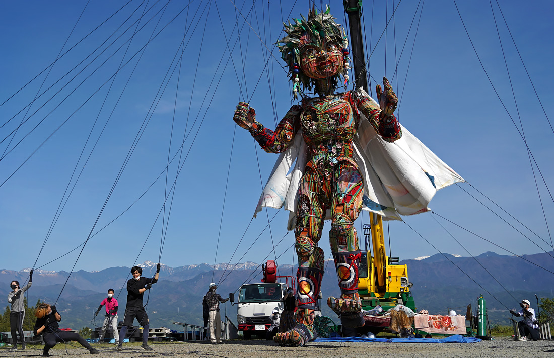 Организаторы Олимпийских игр в Токио представили  куклу высотой около 10 метров, символизирующую дух жителей регионов, пострадавших от землетрясения 2011 года и цунами
