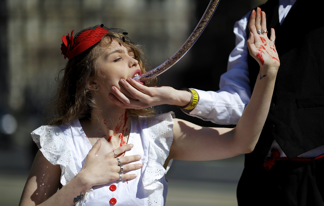 Активисты PETA во время демонстрации против импорта фуа-гра в Великобритании