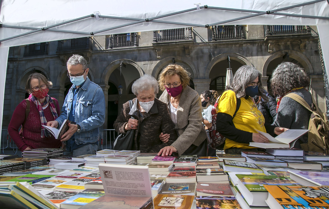 Ярмарка по случаю Дня святого Георгия в Барселоне