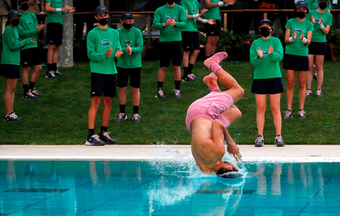 Испанский теннисист Рафаэль Надаль отпраздновал победу над Стефаносом Циципасом в финале турнира в Барселоне