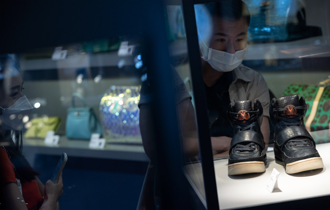 Аукционный дом Sotheby's выставил на торги кроссовки, в которых Канье Уэст выступал на церемонии вручения "Грэмми" в 2008 году