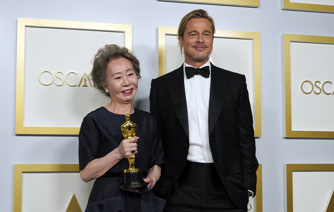 Актриса Юн Ё Джон получила "Оскар" в номинации "Лучшая женская роль второго плана". На фото: Юн Ё Джон и Бред Питт.