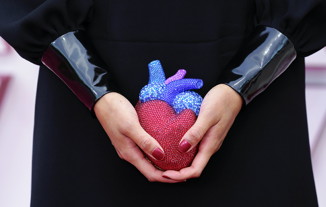 Сумочка певица Селесты Уэйт на красной ковровой дорожке стала самым обсуждаемым и необычным аксессуаром церемонии