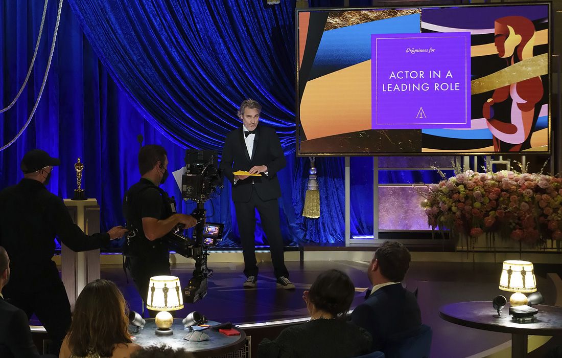 "Оскара" за лучшую мужскую роль получил 83-летний Энтони Хопкинс за фильм "Отец". Хопкинс не присутствовал на церемонии, награду от его имени получил Хоакин Феникс.