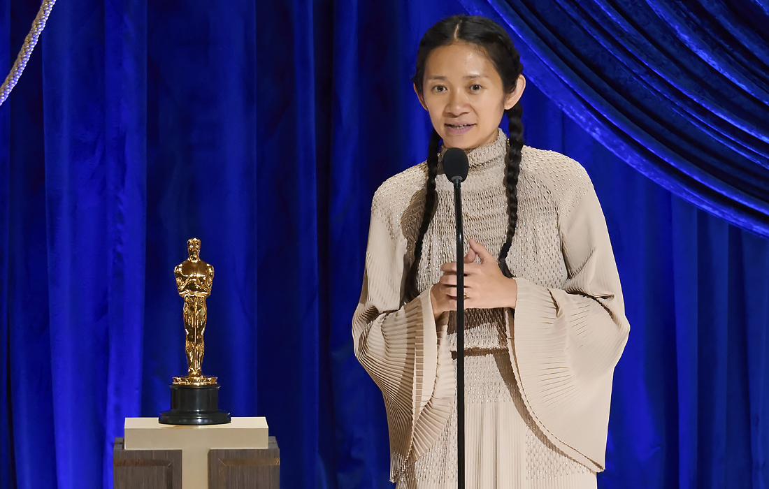 Лучшим режиссером признана Хлоя Чжао за фильм "Земля кочевников"