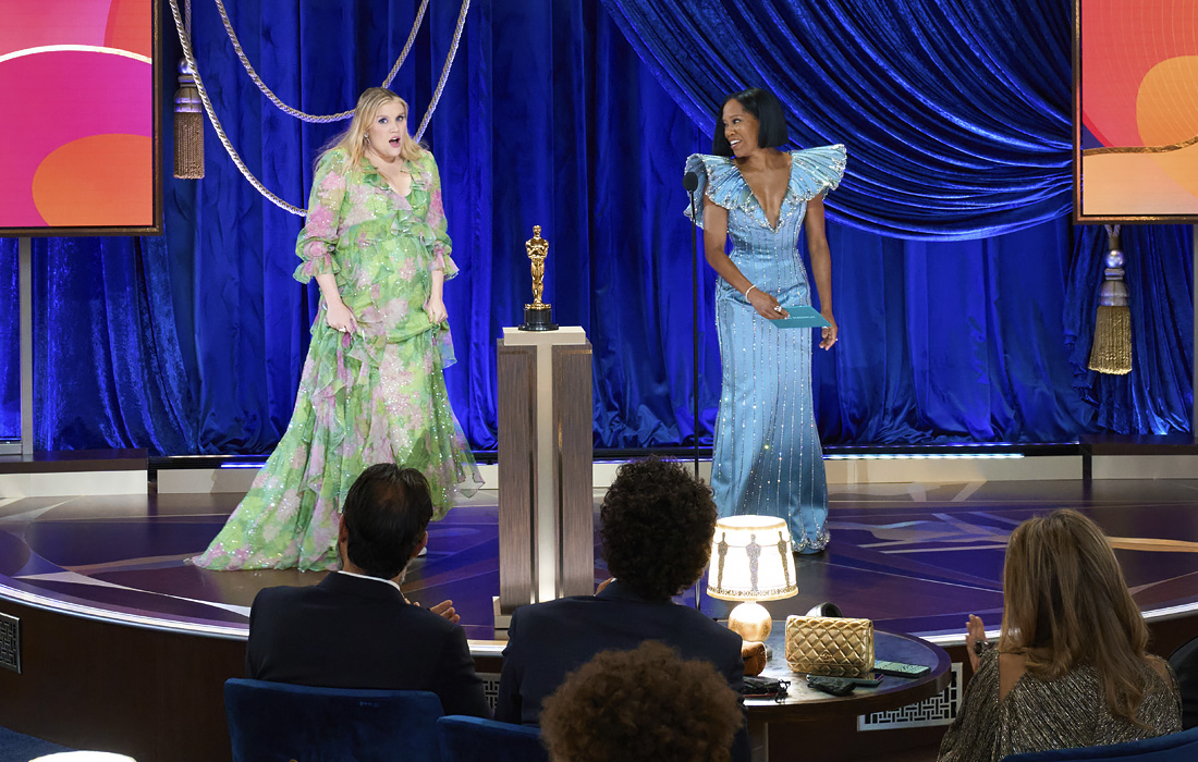 Эмиральд Феннел (слева) получила кинопремию за лучший оригинальный сценарий к ее дебютному фильму "Девушка, подающая надежды"