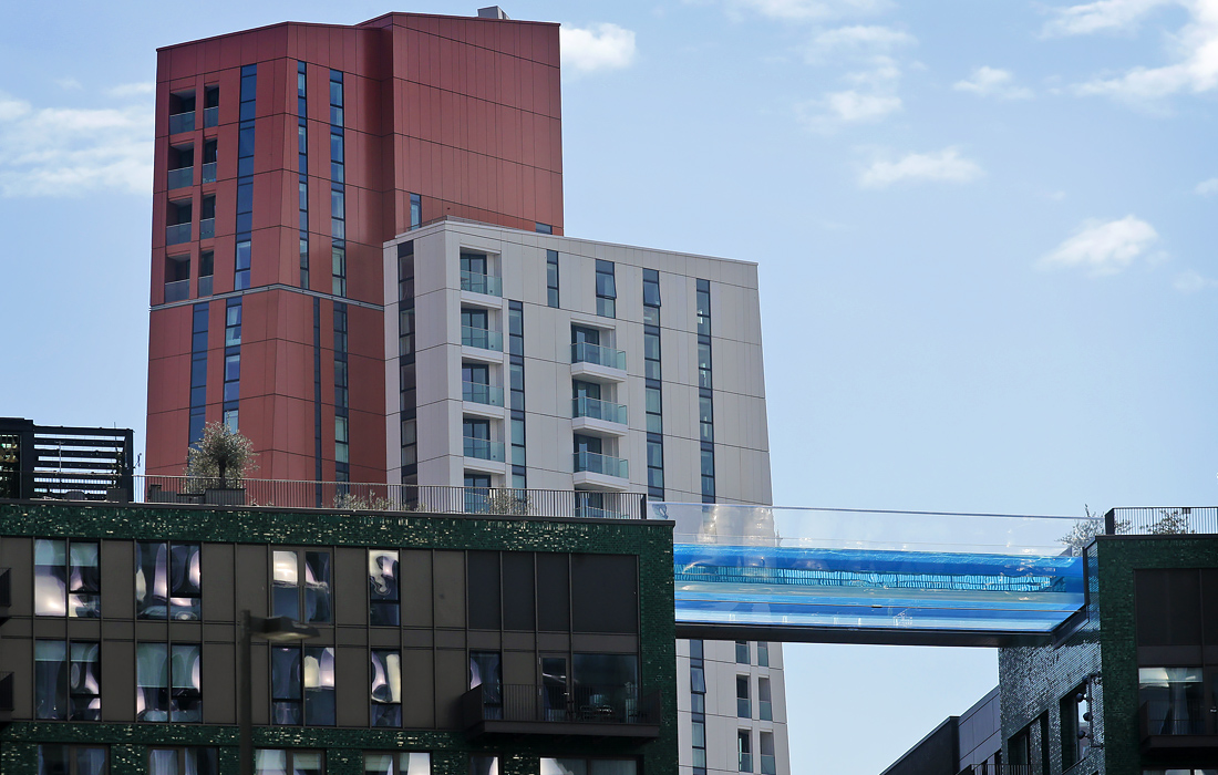 Подвесной бассейн со стеклянным дном на высоте 35 метров разместился между двумя жилыми многоэтажками в Лондоне. Он официально откроется 19 мая. Создатели утверждают, что это первая подобная конструкция в мире.