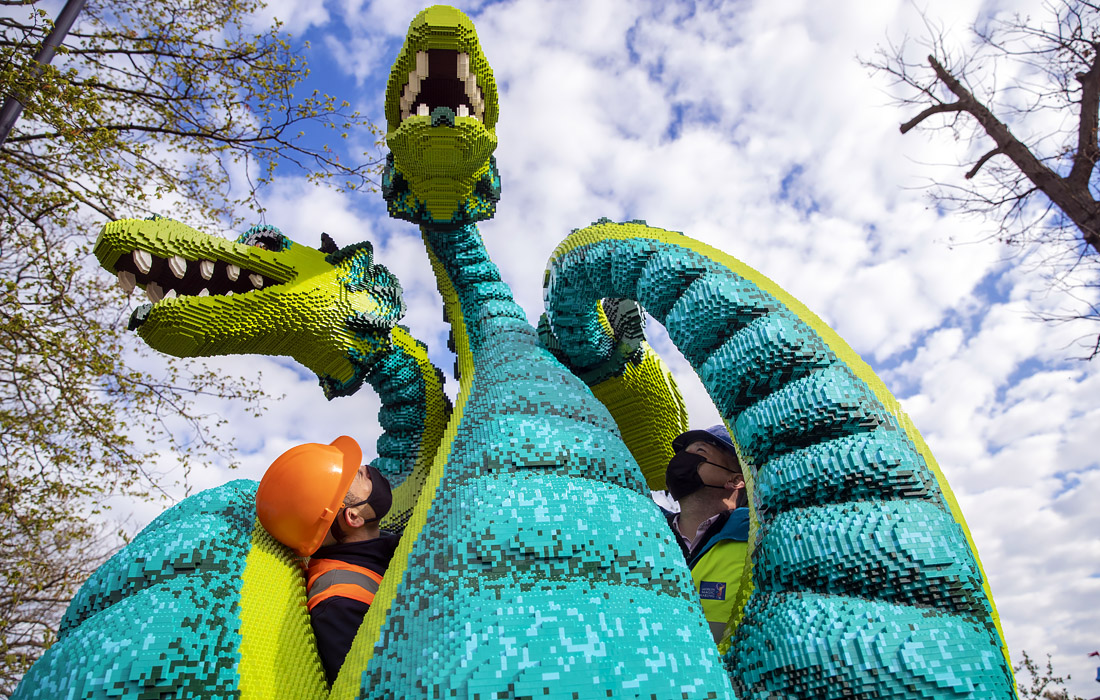 Проверка недавно установленных моделей Lego в Леголенде в Виндзоре, Англия