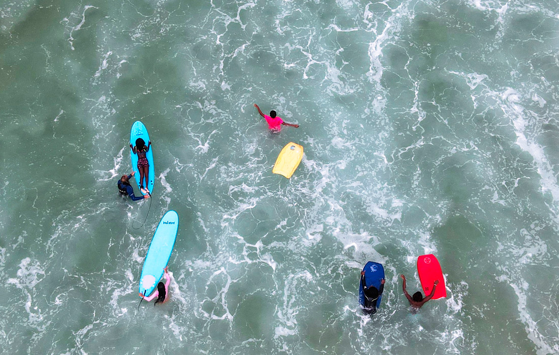 27 апреля. Городские пляжи в Рио-де-Жанейро снова открылись для посещения после месяца перерыва.