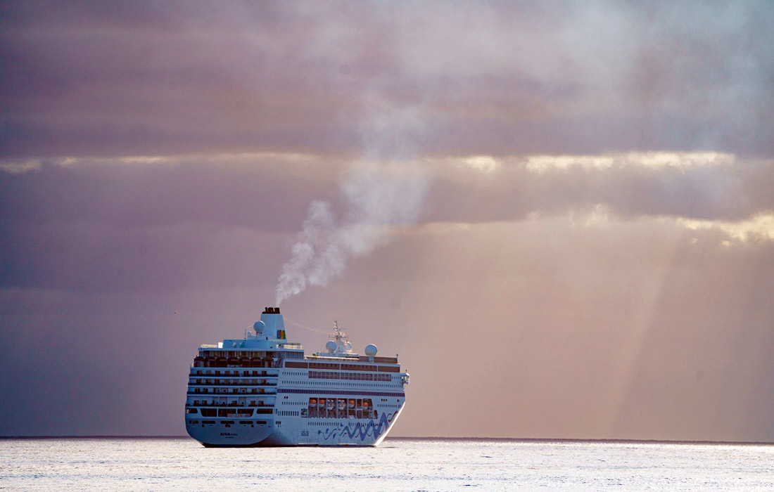 Круизный лайнер в бухте у Канарских островов