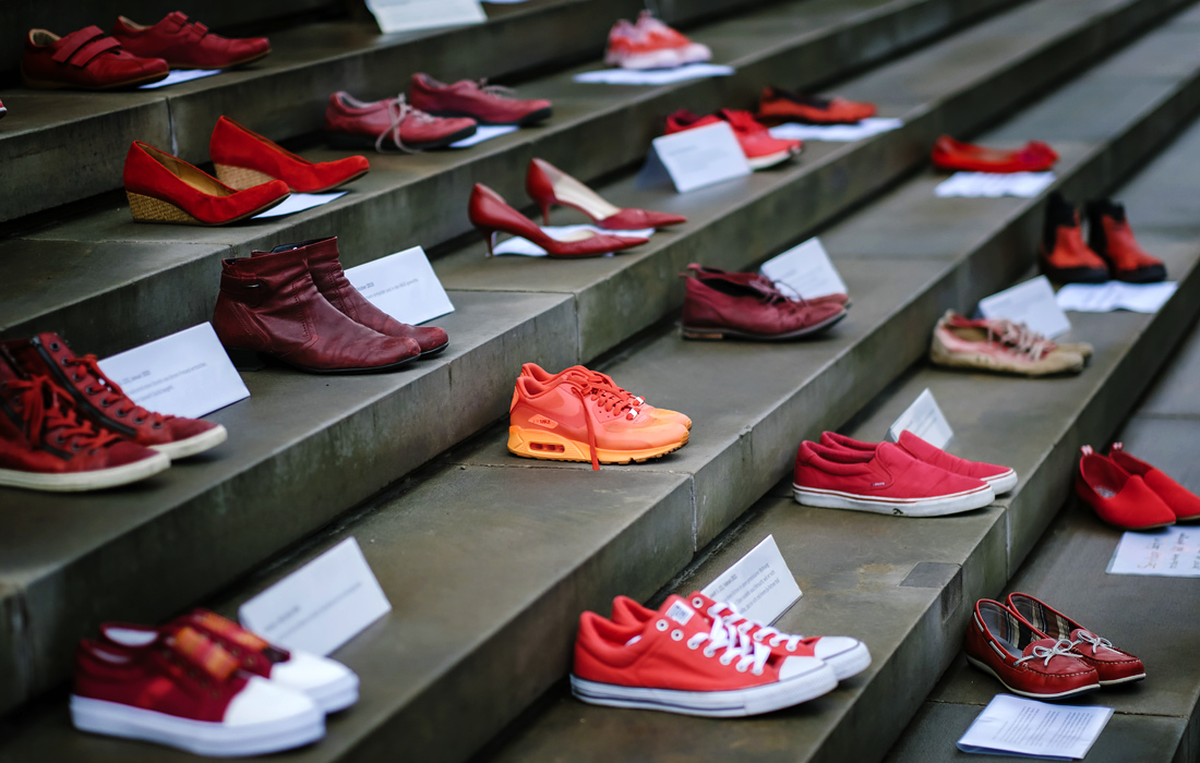 Красные туфли и ботинки стоят перед зданием парламента Нижней Саксонии во время кампании против выхода Турции из Стамбульской конвенции. Каждая пара обуви символизирует женщину, погибшую в результате насилия.