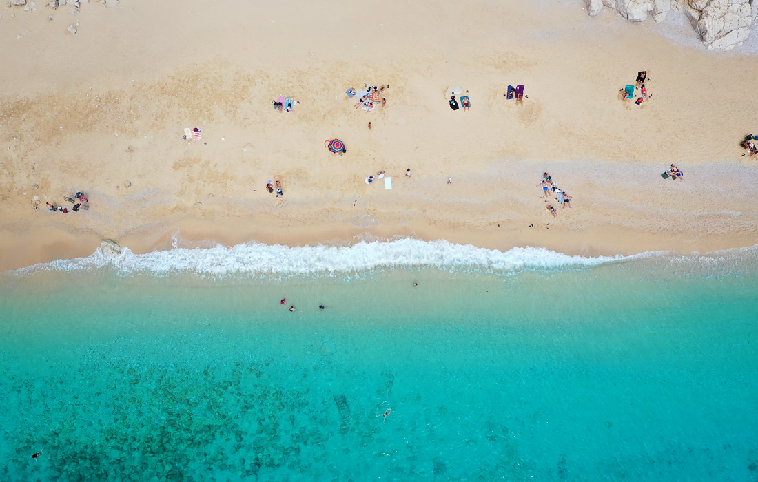 Пляж Антальи во время полного локдауна в Турции