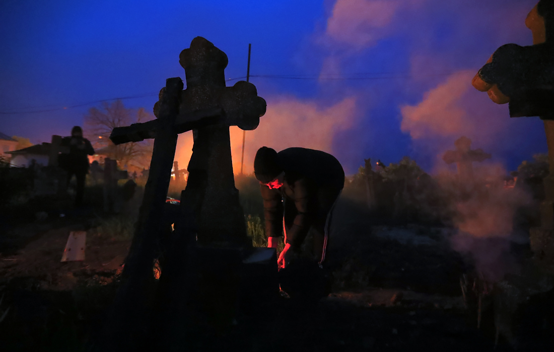 Православные христиане Румынии традиционно посещают кладбища в Великий четверг Страстной седмицы