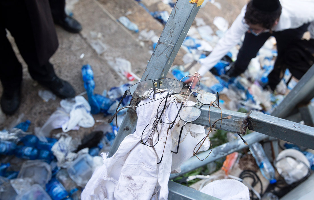 В давке на религиозном празднике в Израиле погибли по меньшей мере 45 человек, более ста получили ранения. Давка была вызвана тем, что несколько человек поскользнулись на ступеньках.