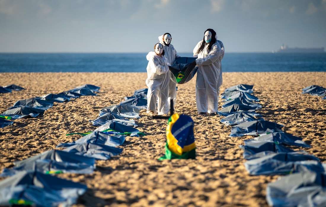 В Рио-де-Жанейро на пляже Копакабана прошла акция памяти жертв пандемии COVID-19