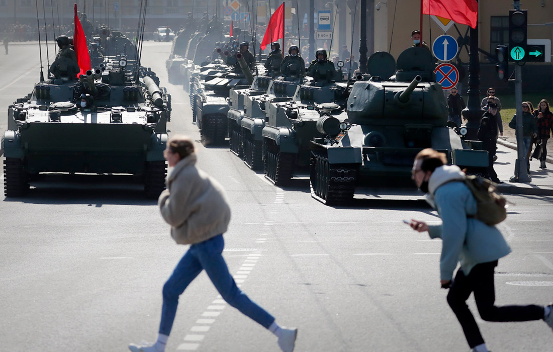 В центре Санкт-Петербурга прошла первая репетиция парада Победы с военной техникой
