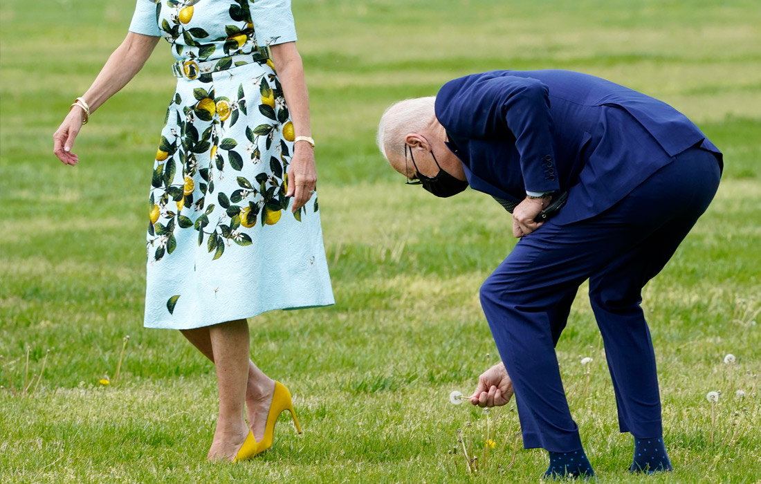 Президент США Джо Байден на лужайке возле Белого дома сорвал одуванчик, чтобы подарить первой леди Джилл Байден