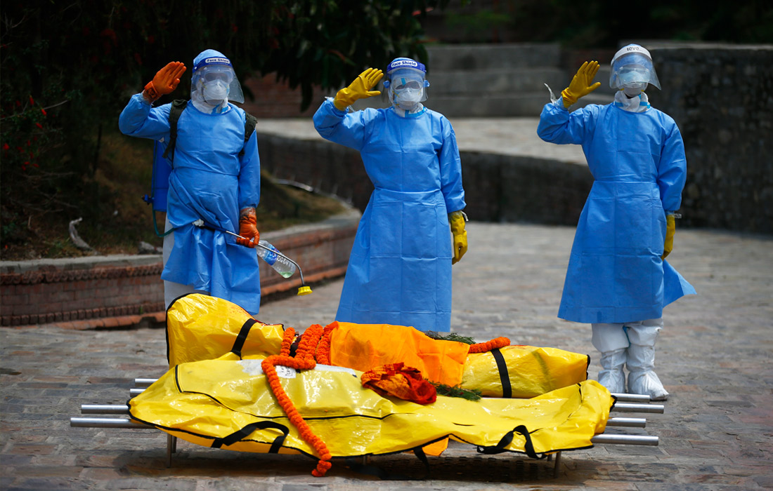 Кремация жертв коронавируса COVID-19 в Катманду
