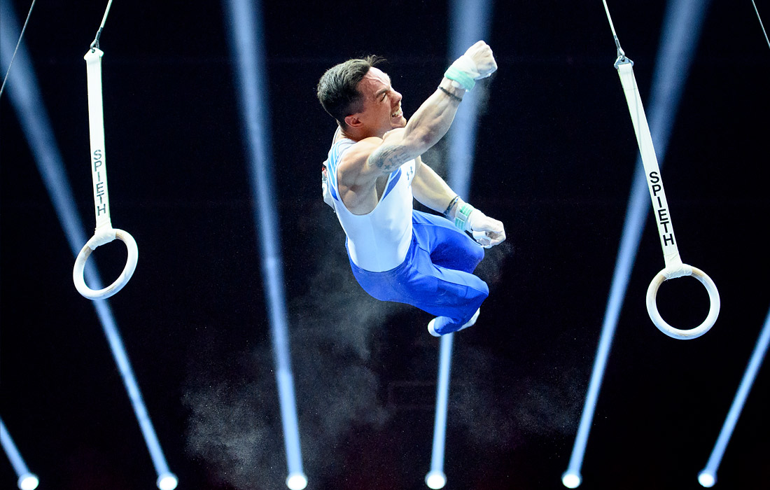 Выступление греческого спортсмена во время финала чемпионата Европы по спортивной гимнастике среди мужчин в Базеле, Швейцария