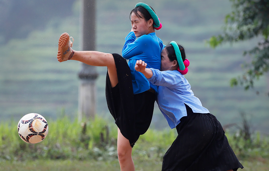 Женщины этнической группы Сан-Чи во время футбольного матча. Провинция Куангнинь, Вьетнам.