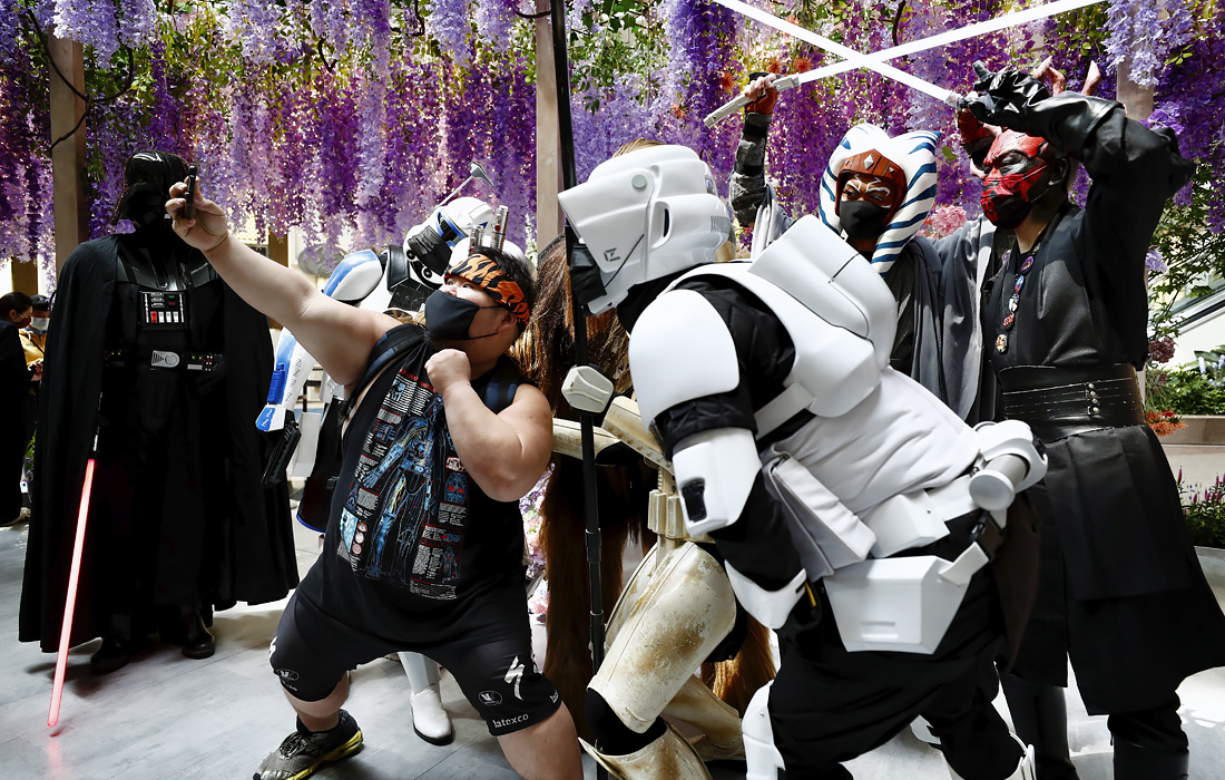 День "Звездных войн" ежегодно отмечается 4 мая фанатами со всего мира. Поклонники позируют фотографу во время празднования в здании Taipei 101 в Тайбэе, Тайвань.