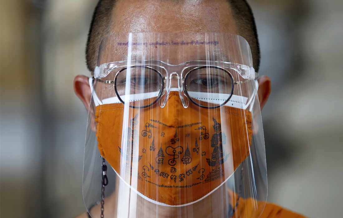 1 мая. Тайский буддийский храм предлагает бесплатные похоронные услуги для жертв COVID-19 после того, как многие храмы отказались от этого.