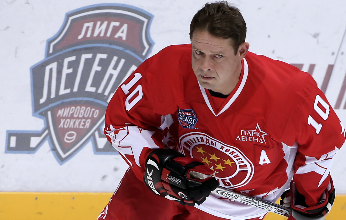 Павел Буре. В составе сборной России один раз стал чемпионом мира, по разу завоевал серебро и бронзу Олимпийских игр. Считается одним из ярчайших игроков современности, кумир не только российских болельщиков, но и зарубежных - прежде всего, фанатов "Ванкувера". За скоростной стиль игры  Павла Буре называют "Русской ракетой".