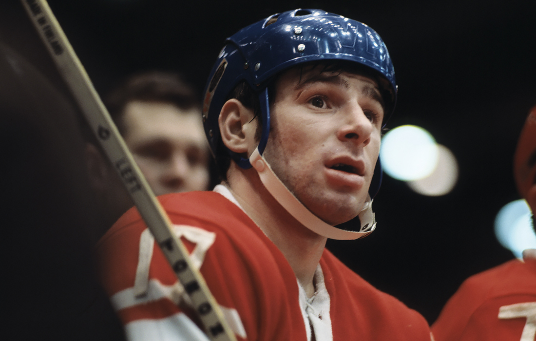 Валерий Харламов. Два раза выигрывал Олимпийские игры, восемь раз - чемпионаты мира. Число достижений могло быть и больше, если бы не трагическая смерть в августе 1981 года. В честь него вышло несколько художественных фильмов, включая "Легенда №17".