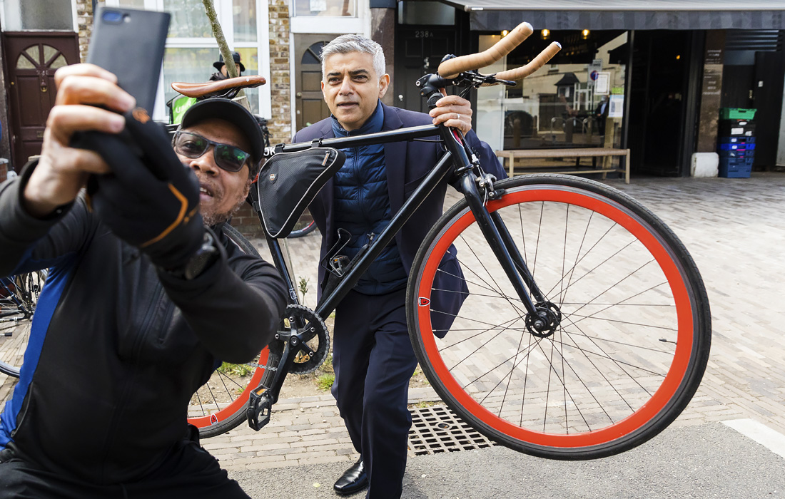 Накануне выборов мэр Лондона Садик Хан встретился с избирателями
