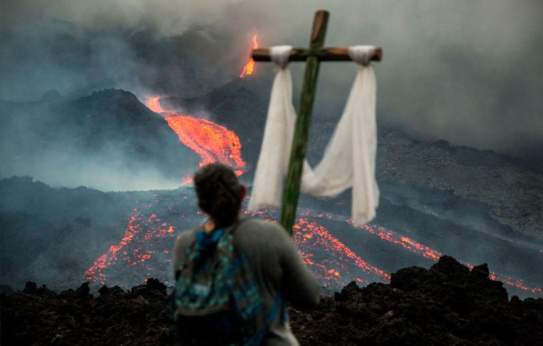 Новый поток лавы из вулкана Пакайя в Гватемале начал двигаться в направлении населенного пункта