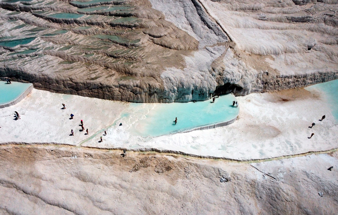 За первые четыре месяца 2021 года объект культурного наследия ЮНЕСКО Памуккале на юго-западе Турции посетили 100 тысяч человек