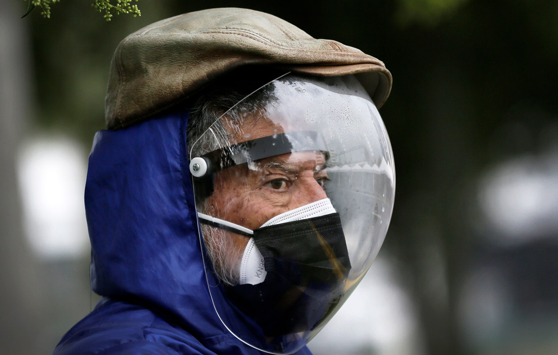 7 мая. Число случаев заражения коронавирусом в Эквадоре превысило 395 тысяч человек. На фото: житель Кито ждет очереди на вакцинацию.