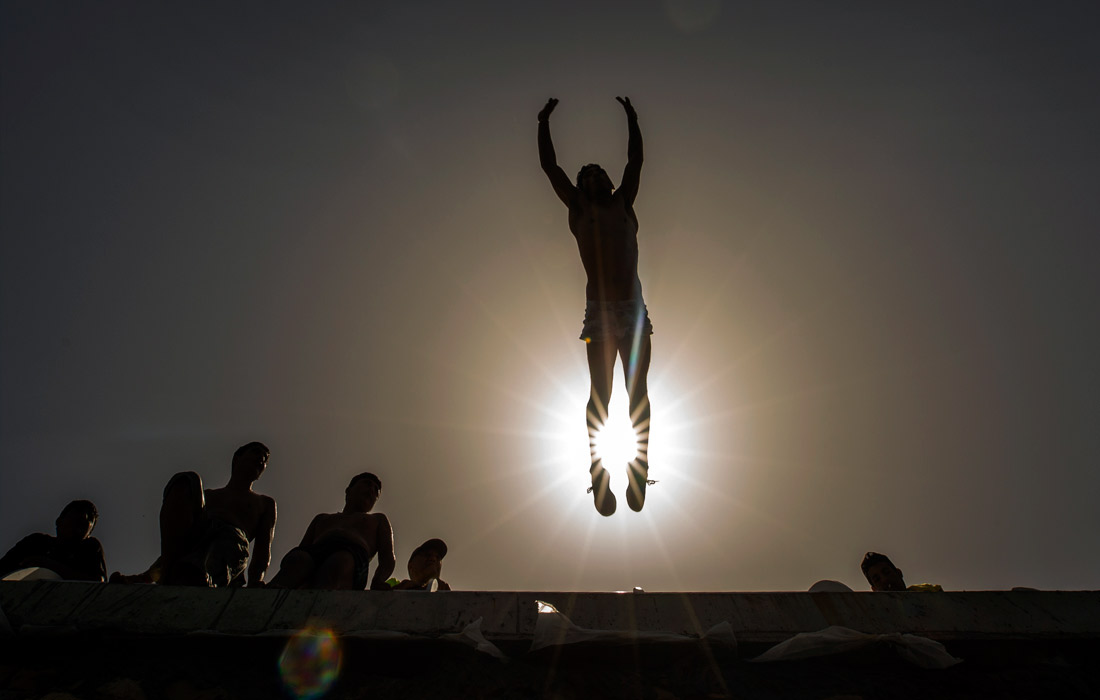 Юноша прыгает в Средиземное море в Сайде, Ливан