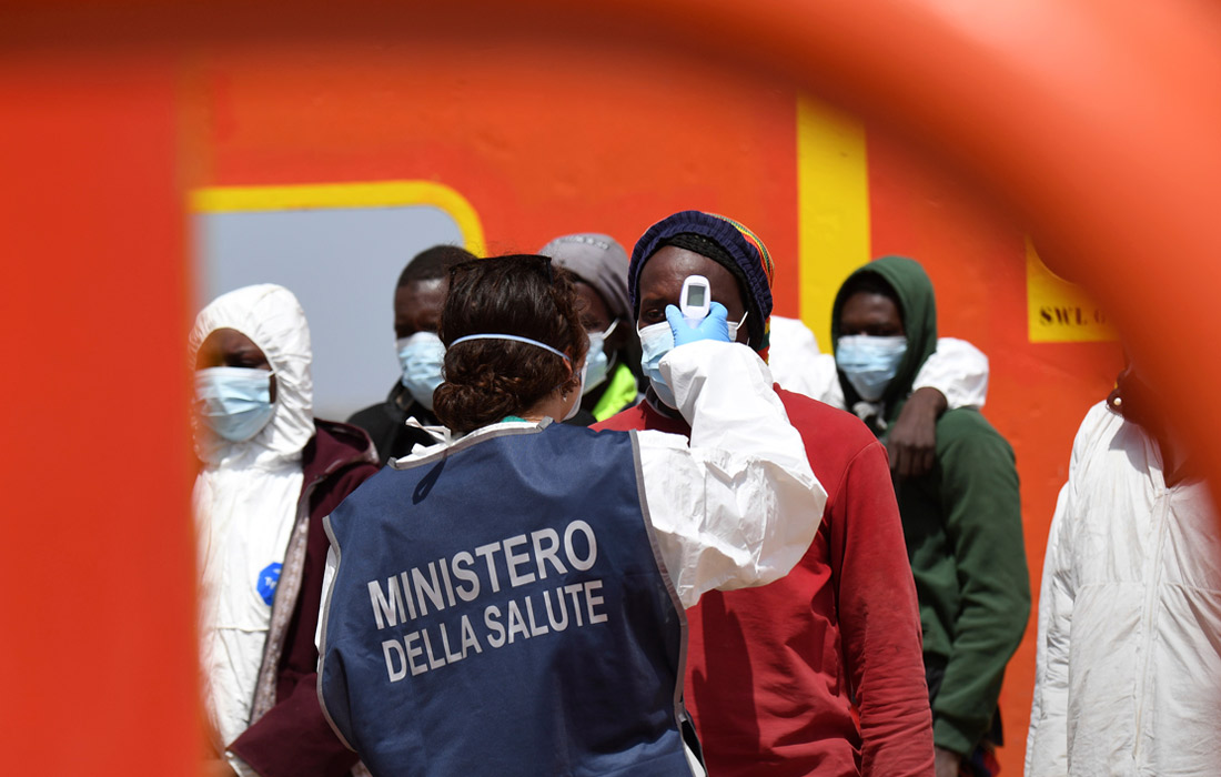 Более двух тысяч мигрантов прибыли на сицилийский остров Лампедуза за последние сутки