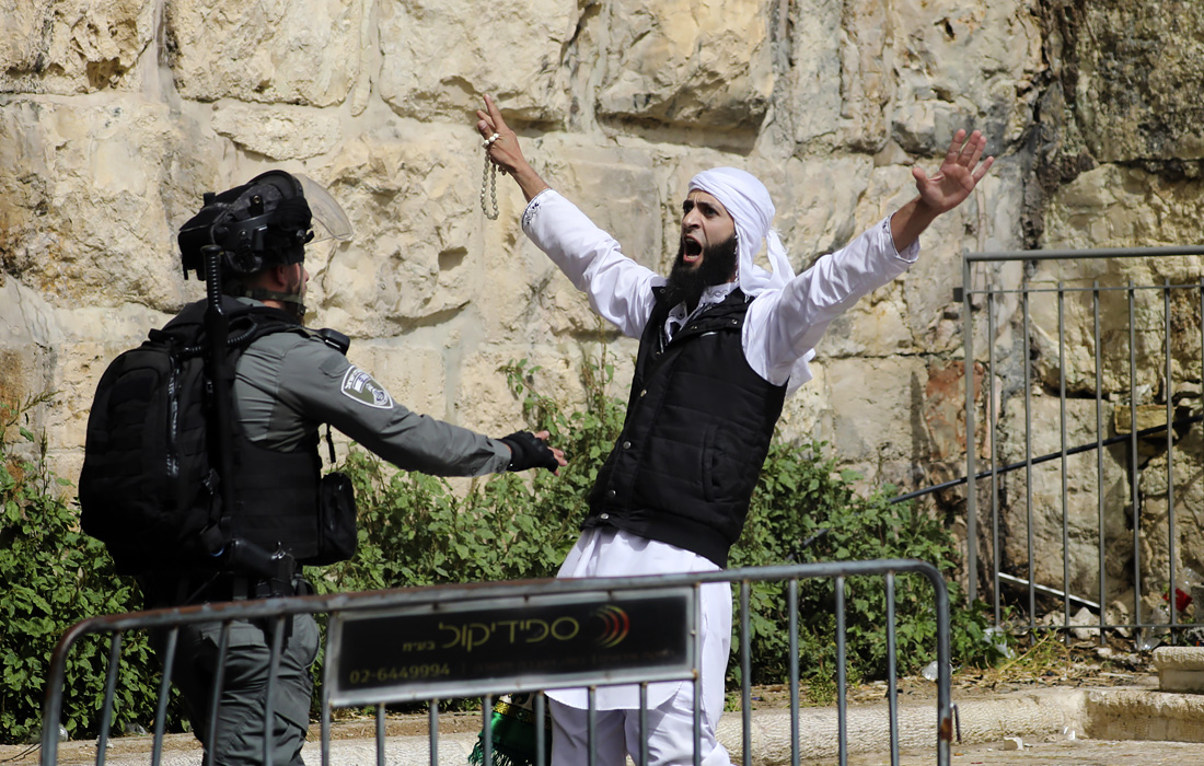 Всплеск насилия отмечался в этом районе и ранее - в Рамадан, когда полиция блокировала доступ к популярному месту, где мусульмане традиционно собирались после дневного поста