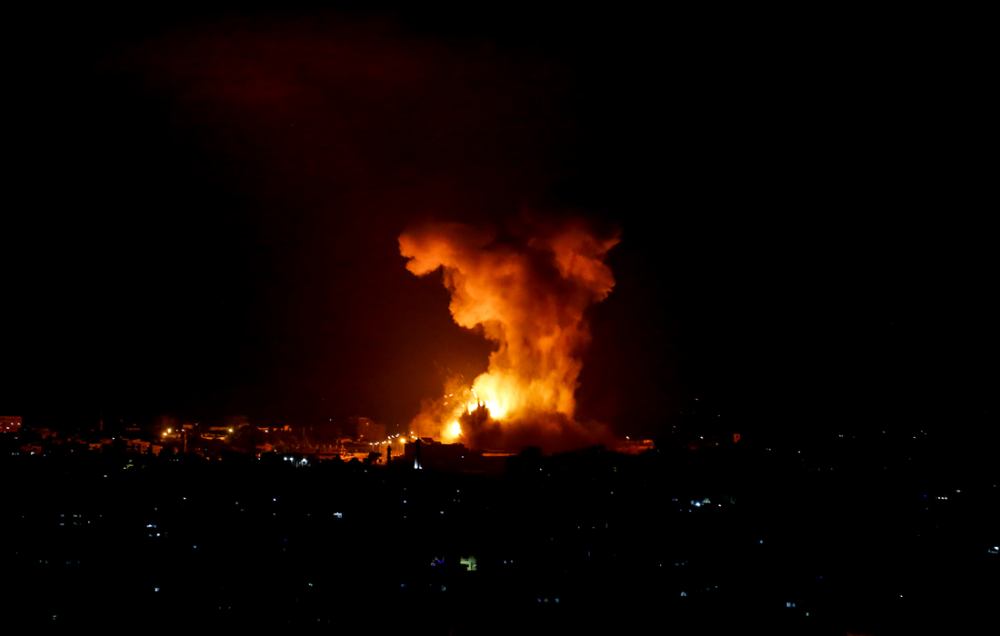Израильские военные в ночь на вторник нанесли удары по 130 целям в секторе Газа, в ответ на ракетные обстрелы из Газы, не прекращающиеся с вечера понедельника. На фото: Израильский воздушный удар по городу Газа.