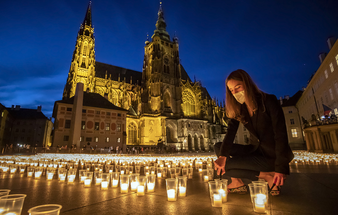 11 мая. В Пражском Граде зажгли свечи в память о жертвах пандемии COVD-19 в Чехии.