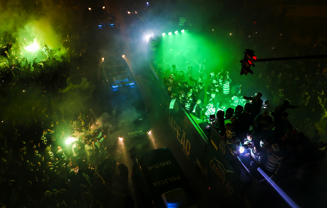 Лиссабонский "Спортинг" впервые за 19 лет стал чемпионом Португалии. На фото: тысячи фанатов на главной площади города.