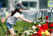 Жители Казани несут цветы к стихийному мемориалу в городе