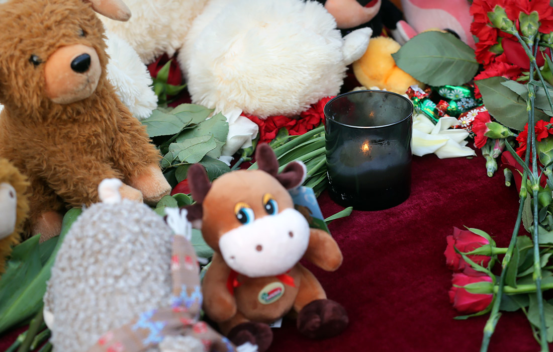 Игрушки, свечи и цветы у школы №175