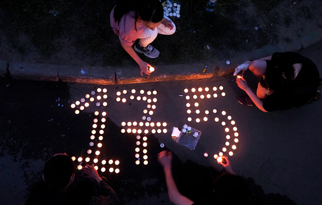 Акция памяти жертв стрельбы в Казани