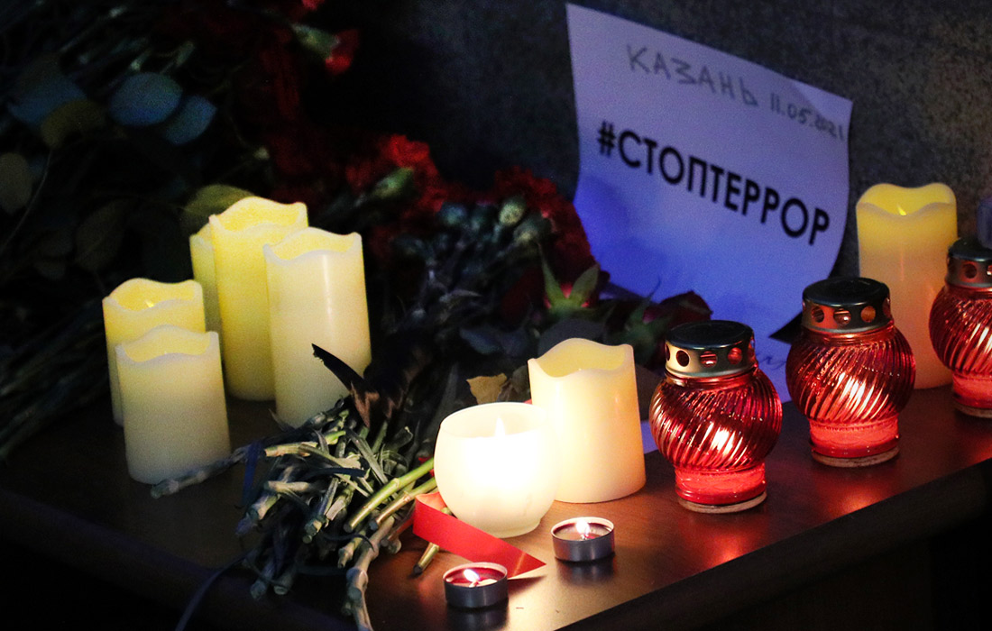 Цветы и свечи у представительства Республики Татарстан в Москве