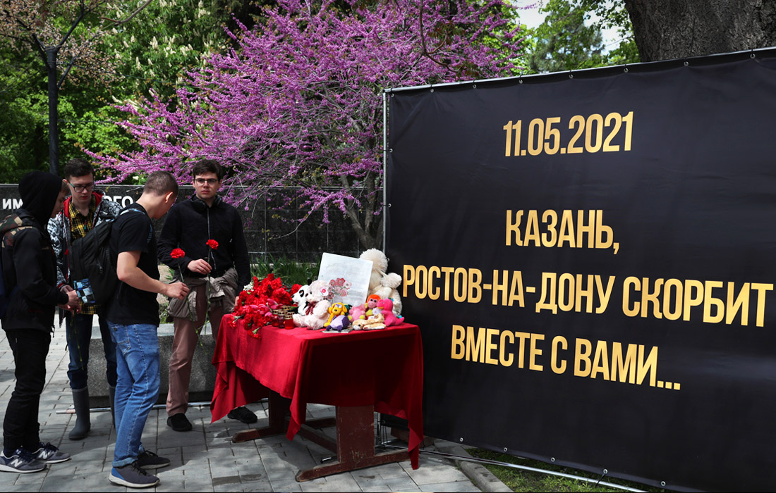 Возложение цветов в парке им. М. Горького в Ростове-на-Дону