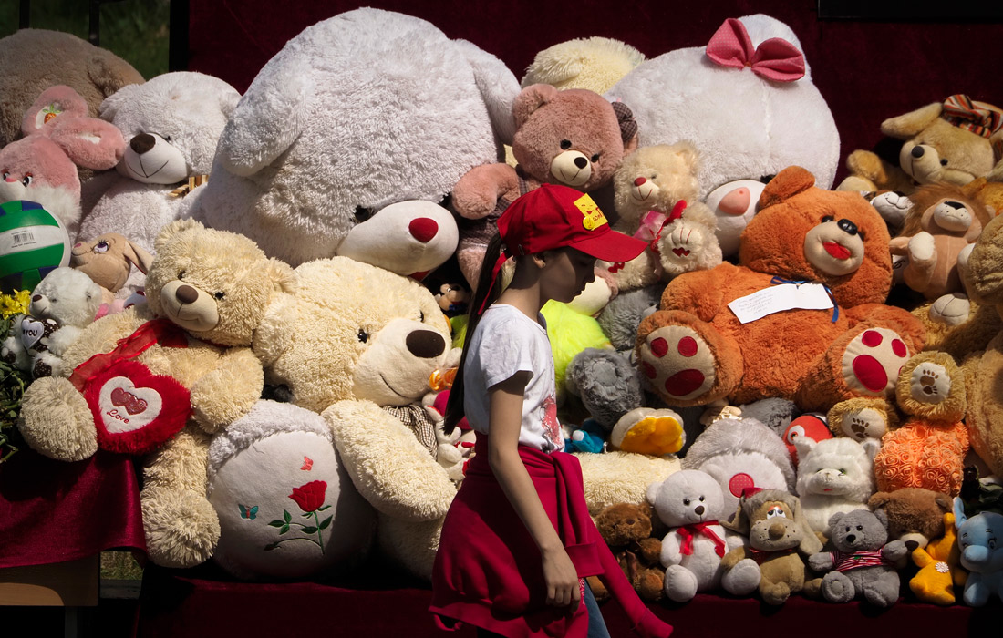 Жители Казани организовали стихийный мемориал у школы N175