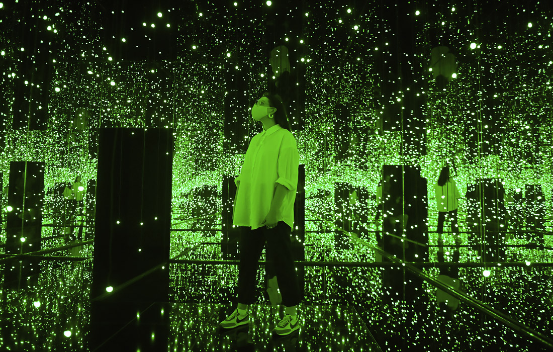 Выставка японской художницы Яеи Кусамы "Бесконечные зеркальные комнаты" откроется 18 мая в галерее Tate в Лондоне