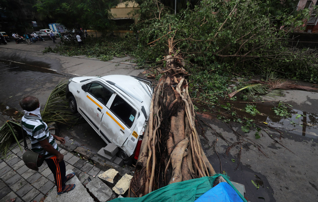 Циклон на западе Индии унес жизни более 20 человек