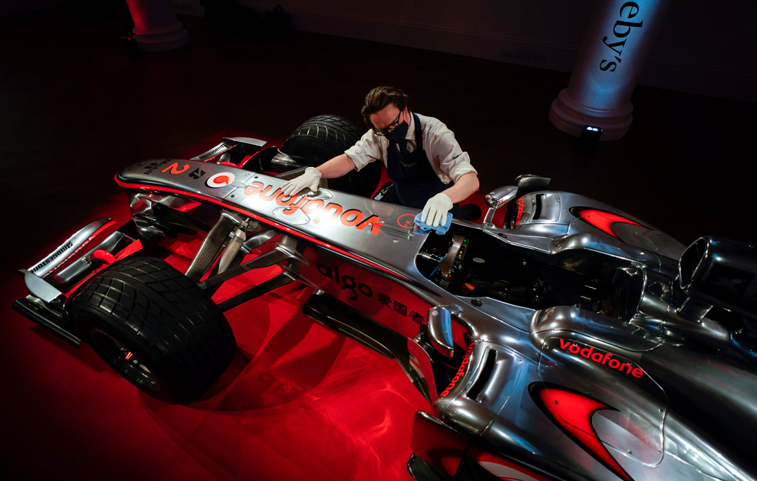 Гоночный автомобиль Льюиса Хэмилтона McLaren Mercedes MP4-25A выставят на аукционе Sotheby’s в Лондоне